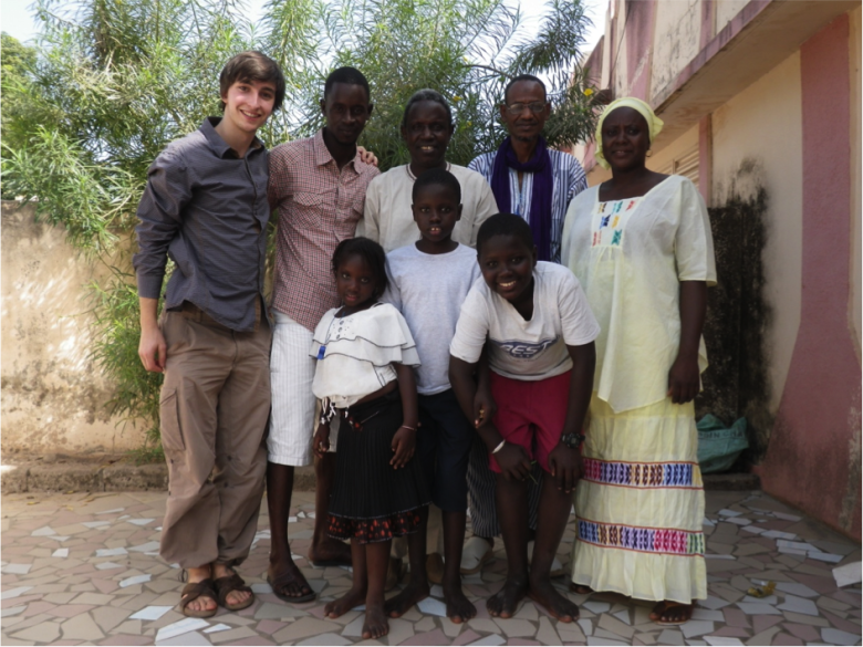 La familha Ndiaye que m’aculhís, amb Mossà a costat de ieu e Baydi al centre, sos mainatges, sa fèmna e un amic