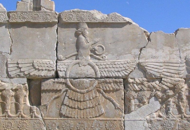 Lo Farvahar, simbòl d’Aora Mazdà e del zoroastrisme, sus un bas-relèu de Persepolis