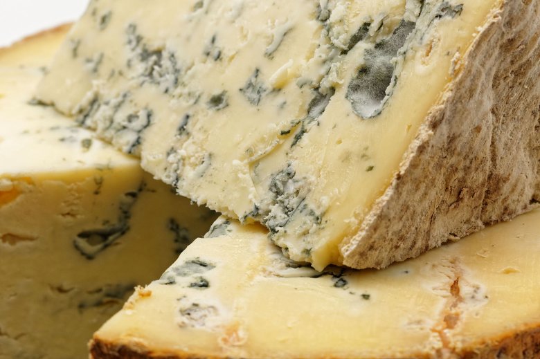 Forma val tant per lo “mòtle de formatge” (e lo formatge que ne deriva) coma per l’“aparéncia extèrna”