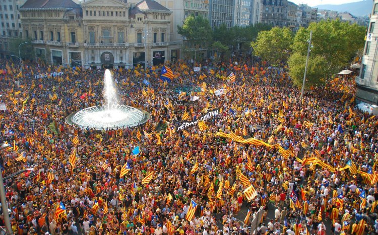De bandieras catalana sus la Plaça de Catalonha, a Barcelona