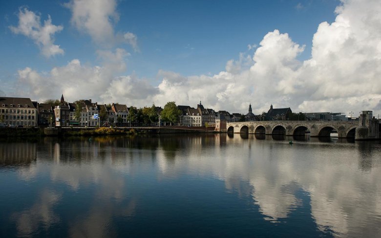 La vila de Maastricht, internacionalament coneguda amb lo tractat europèu de 1992