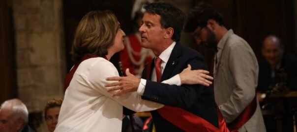 Elegida pel segond còp, Ada Colau saluda Manuel Valls