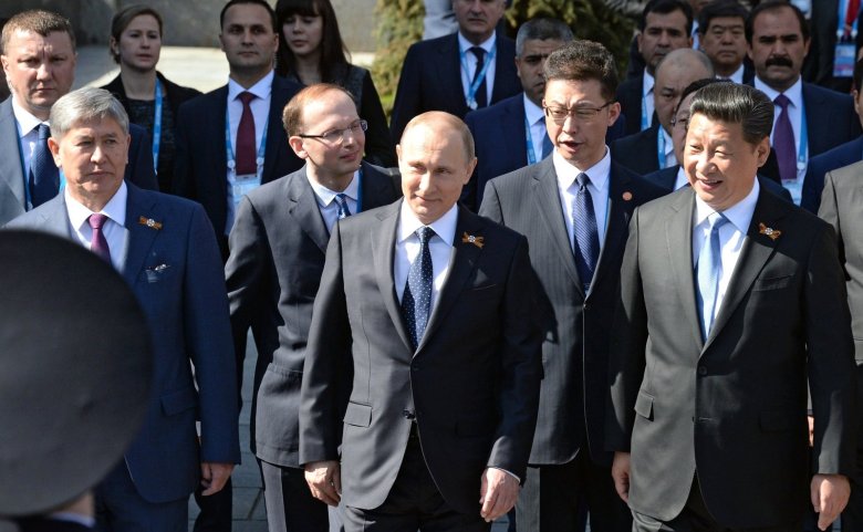 Los presidents de Russia, China e Quirguizistan portant lo riban de Sant Jòrdi pendent una commemoracion en 2015