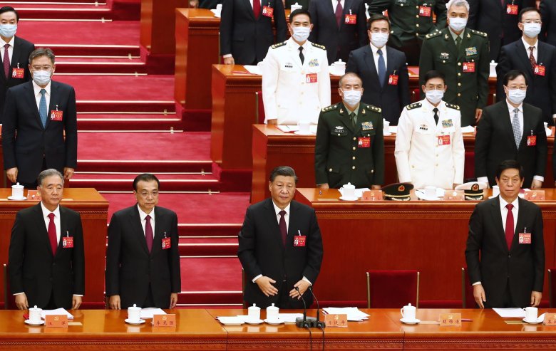 Tot just avant de claure lo congrès, l’èx-president Hu Jintao, seitat a costat del novèl timonièr, foguèt menat de fòrça fòra de la sala sens que nada rason ne foguèsse balhada