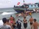 Los banhaires d’una plaja de Sicília an fach una cadena umana per secórrer 164 immigrants